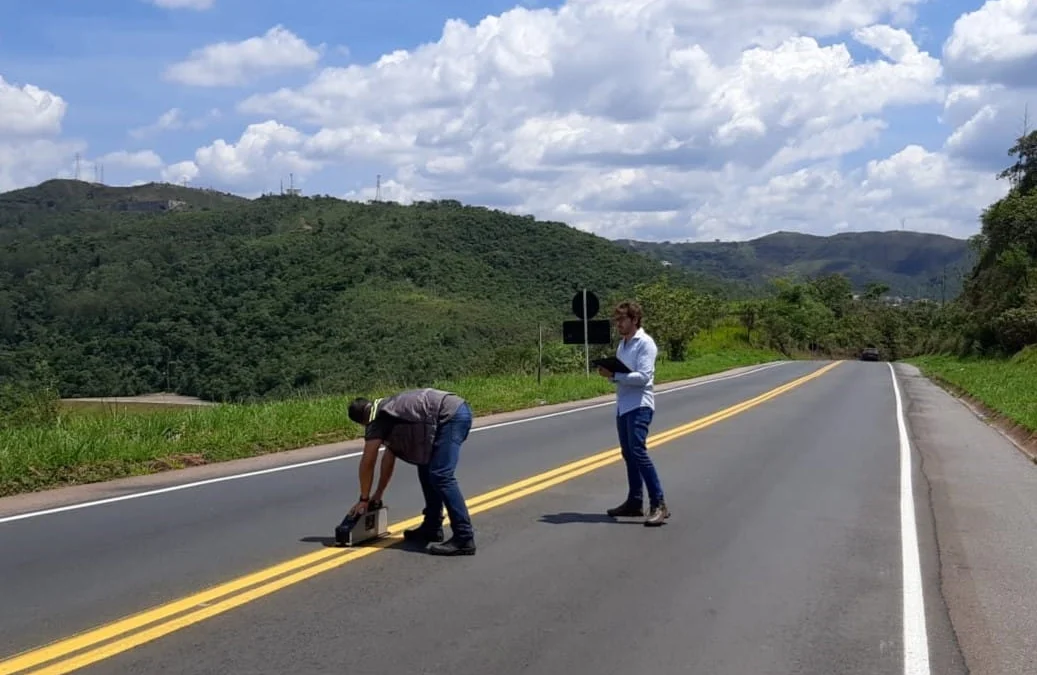 Conclusão das obras em trecho da MG-030 até Raposos garante conforto e segurança na rodovia 1 O Governo de Minas concluiu, nesta semana, a recuperação funcional do pavimento da AMG-0150, entre o entroncamento da MG-030 e Raposos,