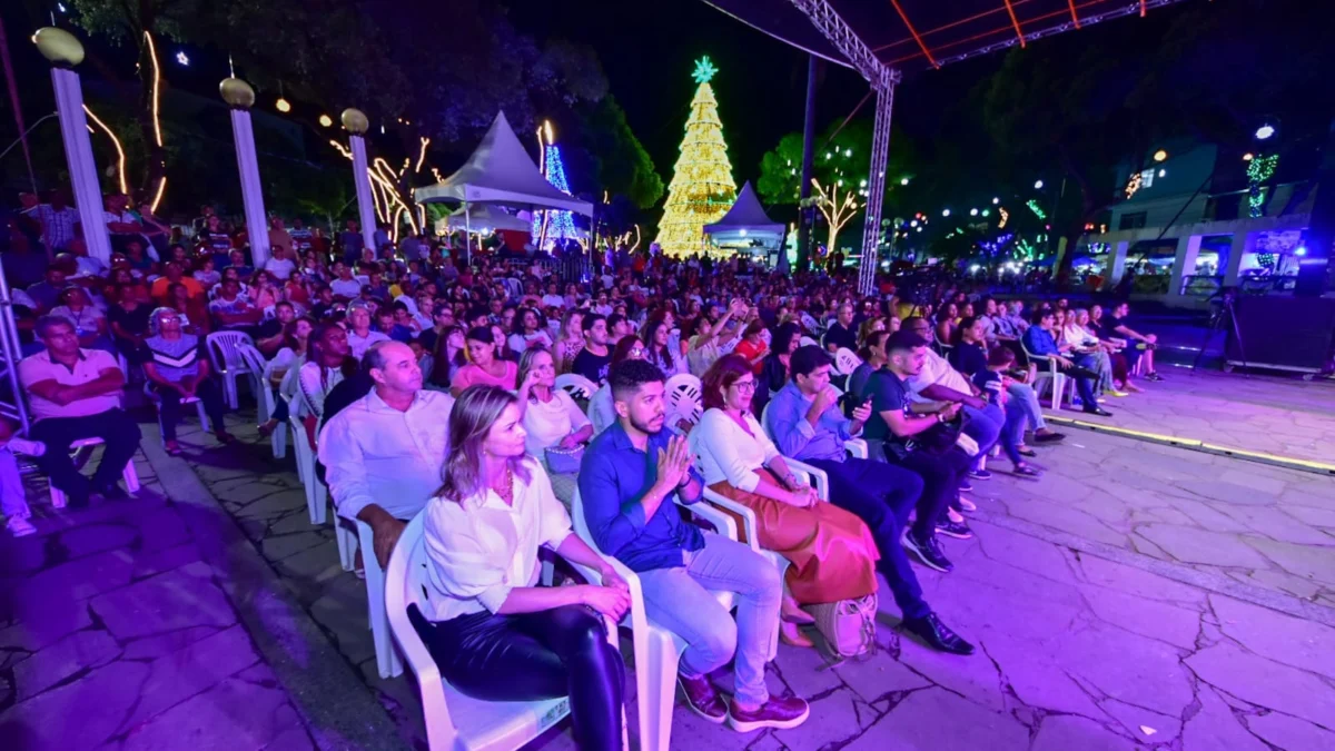 Programação de cantatas de Natal nas escolas municipais 1 A praça fica sempre lotada para ver as cantatas de Natal, como nesta noite de 2022