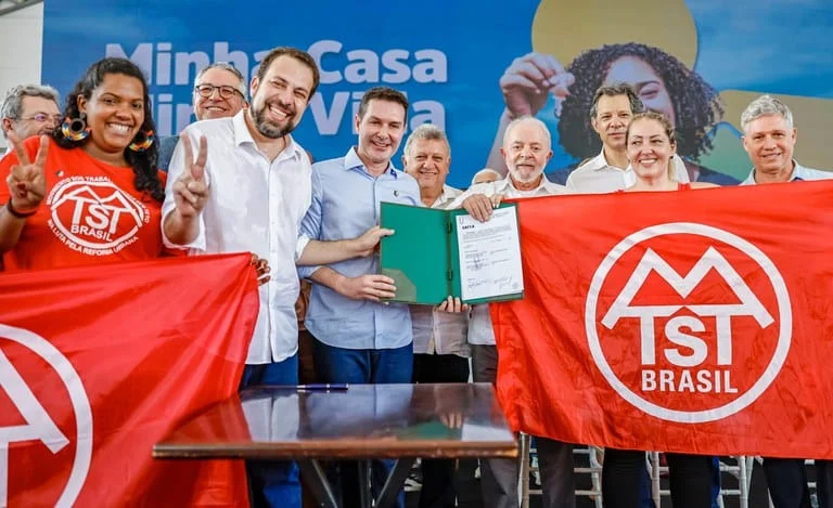 Lula participa de lançamento de conjunto habitacional em SP e anuncia novas universidades 1 Acompanhado de ministros e ministras, o presidente da República, Luiz Inácio Lula da Silva, participou da solenidade