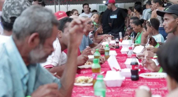 Centenas de moradores de rua tiveram neste sábado (23) um almoço diferente na capital paulista