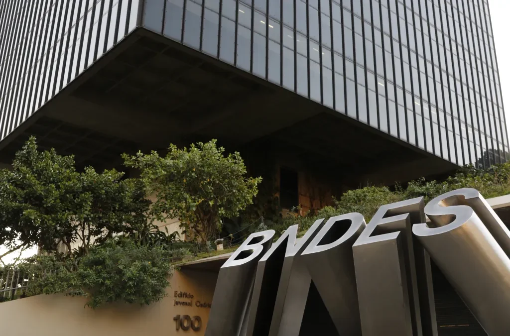 Investimentos para integrar a América do Sul vão aumentar as exportações do Brasil, destaca presidente do BNDES 1 Os cerca de R$ 50 bilhões para novos investimentos captados junto a instituições bancárias do exterior vão permitir que a América Latina