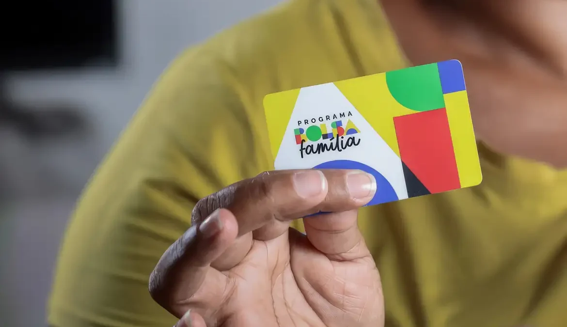 A Caixa Econômica Federal paga nesta segunda-feira (18) a parcela de dezembro do novo Bolsa Família aos beneficiários com Número