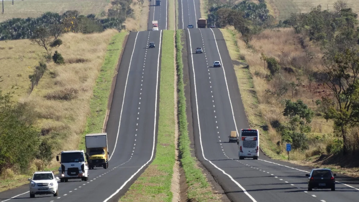 Governo de Minas contrata estudos para concessão de três novos lotes rodoviários 1 O Governo de Minas, por meio da Secretaria de Estado de Infraestrutura, Mobilidade e Parcerias (Seinfra), contratou, nesta quinta-feira