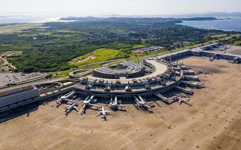 Aeroporto do Galeão: passageiros pagarão 26% a menos na tarifa de embarque doméstico 1 A partir de 1º de janeiro de 2024, a tarifa de embarque doméstico no aeroporto do Galeão, no Rio de Janeiro, terá redução de 26,41%