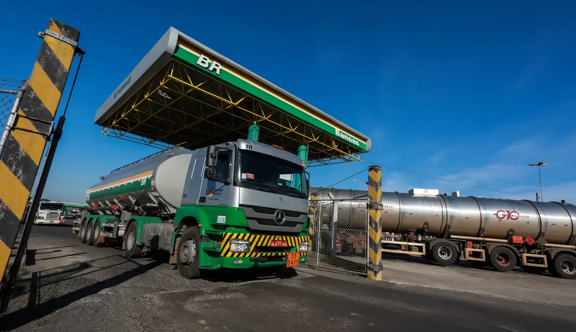 Cenários internos e externos contribuíram para a trajetória dos preços dos combustíveis no país ao longo de 2023