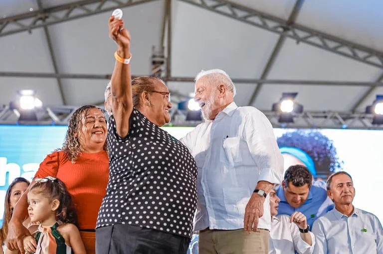 "Vamos entregar mais dois milhões de casas até 2026", afirma Lula em Macapá 1 O presidente Lula participou de uma solenidade, junto de ministros, lideranças políticas, movimentos sociais e beneficiários