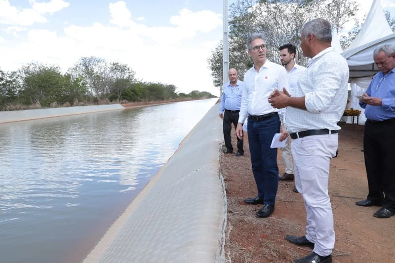 O governador Romeu Zema vistoriou nesta sexta-feira (8/12), em Jaíba, no Norte de Minas, o resultado das obras no principal canal