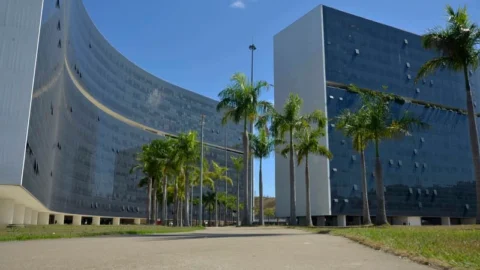 Governo de Minas pagou, em 2023, mais R$ 221 milhões do passivo de férias-prêmio a quase 7 mil servidores totalizando R$ 1,1 bilhão já quitados 4 Governo de Minas pagou, em 2023, mais R$ 221 milhões do passivo de férias-prêmio a quase 7 mil servidores totalizando R$ 1,1 bilhão já quitados