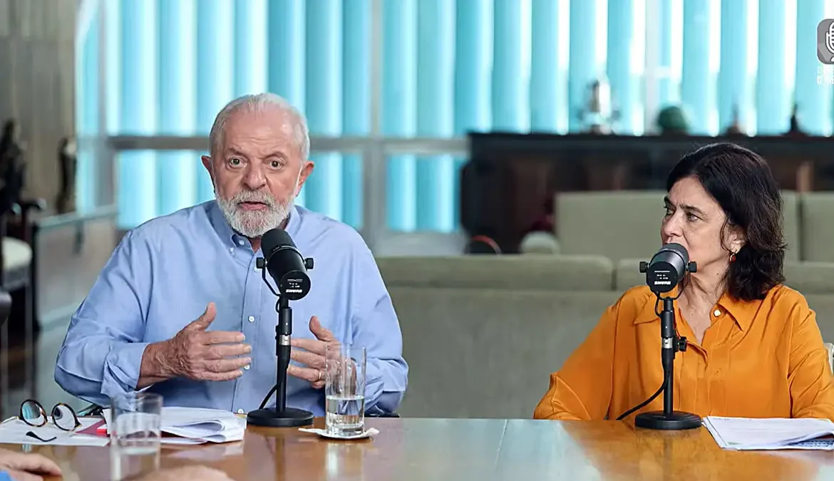 O presidente Luiz Inácio Lula da Silva defendeu, nesta terça-feira (12), a criminalização de quem dissemina informações falsas sobre
