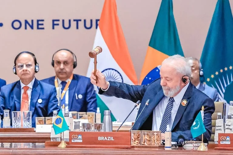 Brasil assume pela primeira vez a Presidência do G20 1 O Brasil assumiu nesta sexta-feira (01/12), a Presidência temporária do G20, o grupo que reúne as 19 principais economias do mundo, a União