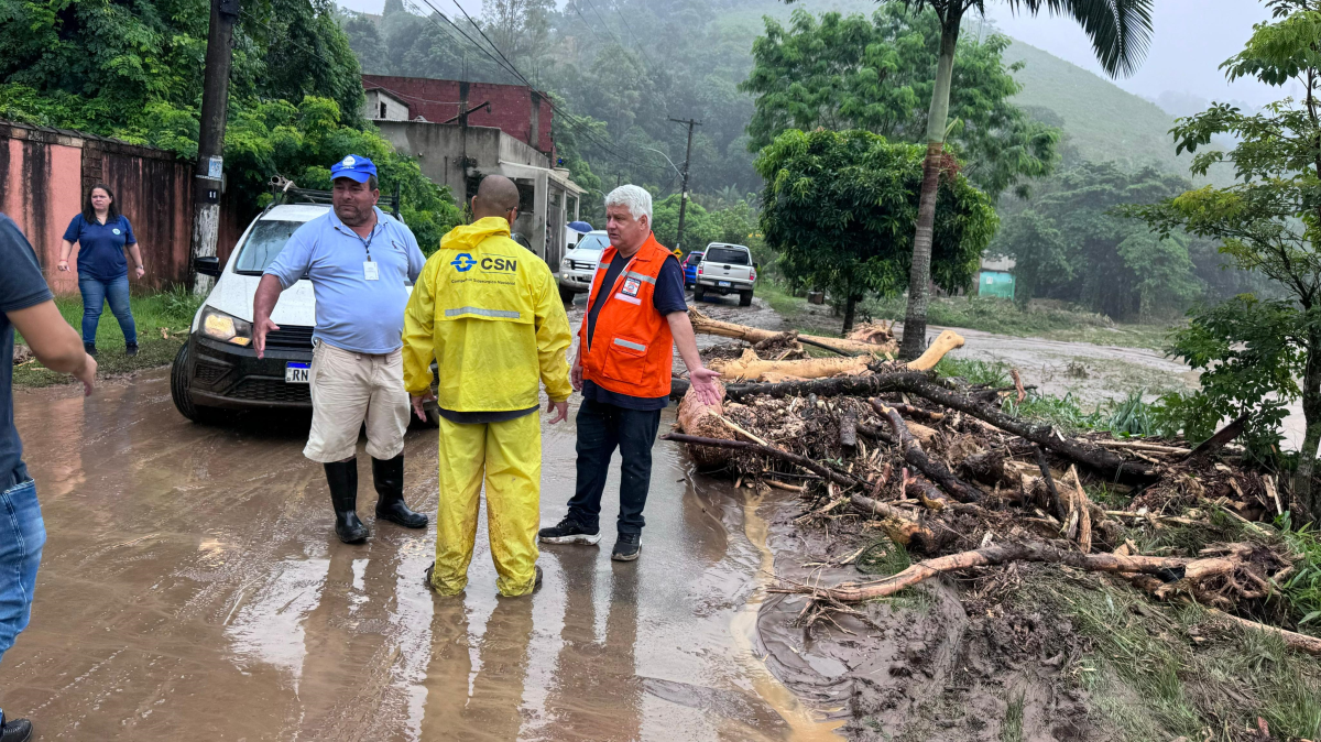 Em alguns pontos, a água atingiu a marca de três metros de altura, de acordo com a prefeitura