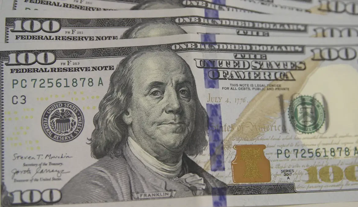 Dólar tem maior alta diária em dois meses e sobe para R$ 4,94 1 Em um dia turbulento no mercado global, o dólar teve, nesta segunda-feira (40), a maior alta diária em dois meses