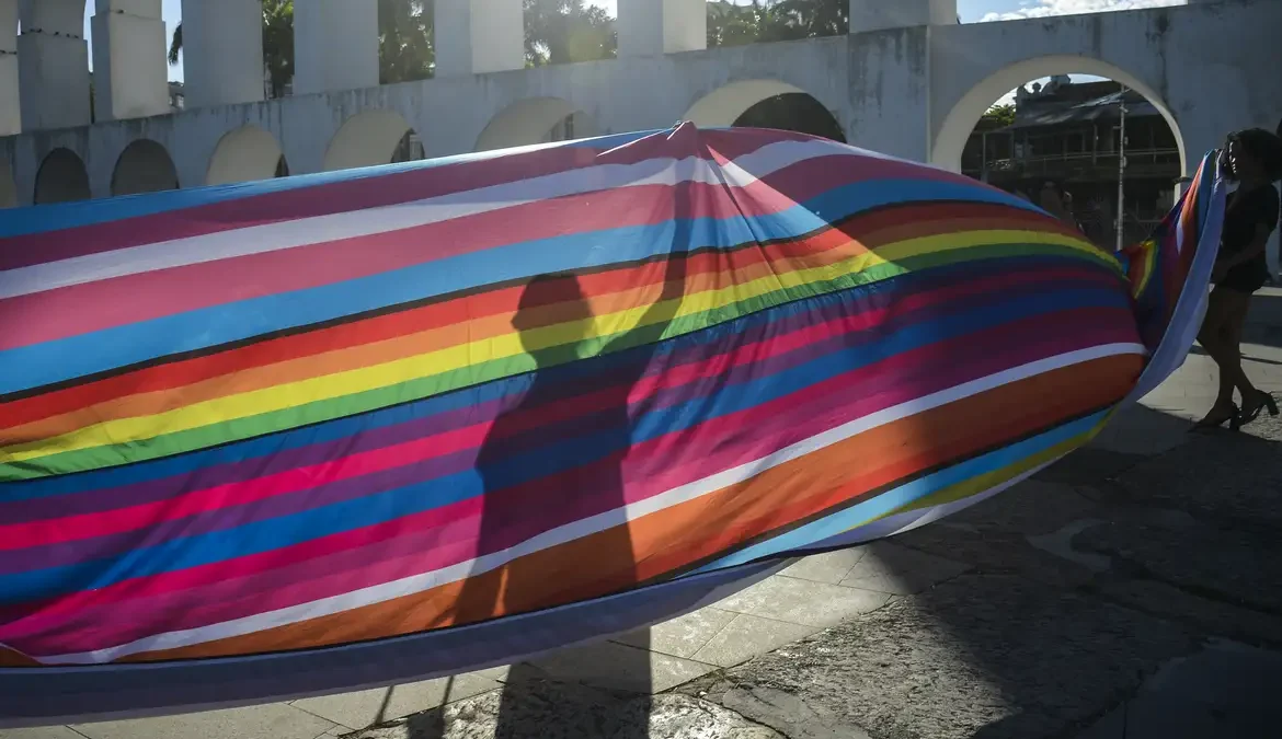 Conferência Nacional discutirá políticas para LGBTQIA+ em 2025 1 O tema da conferência será “Construindo a Política Nacional dos Direitos das Pessoas LGBTQIA+”