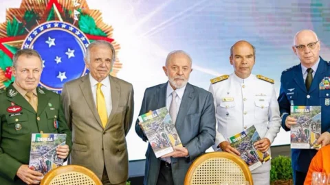 Revista A Defesa: Mucio entrega ao Presidente Lula publicação com as principais ações da Defesa em 2023 2 Revista A Defesa: Mucio entrega ao Presidente Lula publicação com as principais ações da Defesa em 2023