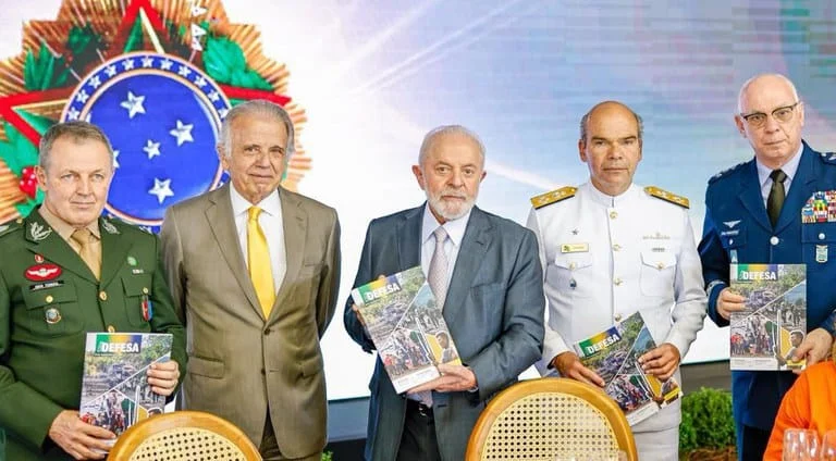 O Ministro da Defesa, José Mucio Monteiro, entregou ao Presidente da República, Luiz Inácio Lula da Silva, o primeiro exemplar da revista