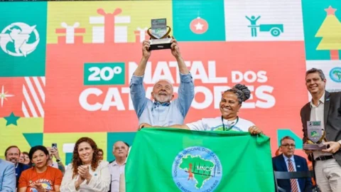 Lula assina acordos para beneficiar catadores e pessoas em situação de rua