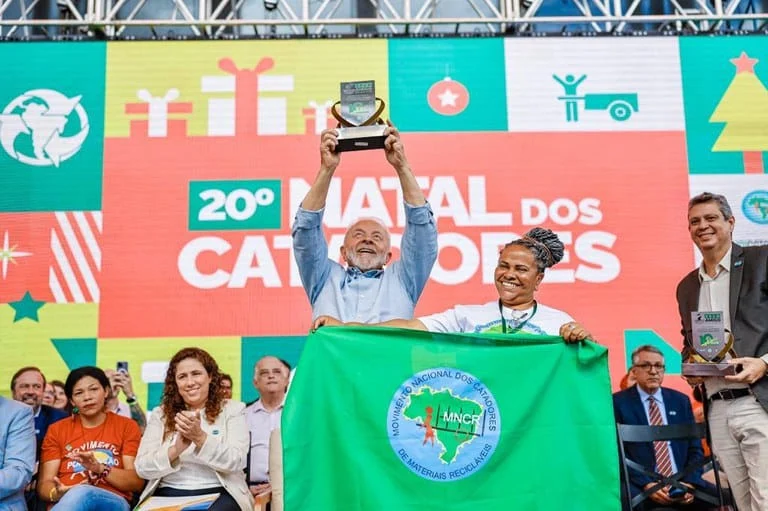 Lula assina acordos para beneficiar catadores e pessoas em situação de rua 1 O presidente da República, Luiz Inácio Lula da Silva, assinou dois acordos de cooperação que tratam sobre resíduos sólidos e reciclagem