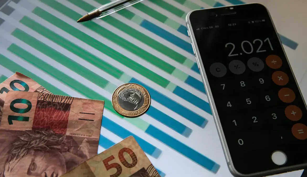 Mercado financeiro reduz previsões para inflação e câmbio 1 O mercado financeiro reduziu pela terceira semana consecutiva a previsão para o Índice Nacional de Preços ao Consumidor Amplo (IPCA)