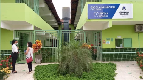 Escola Simoni Maria da Cruz monta árvore de Natal com ajuda das placas BBC micro:bit 1 Escola Simoni Maria da Cruz monta árvore de Natal com ajuda das placas BBC micro:bit