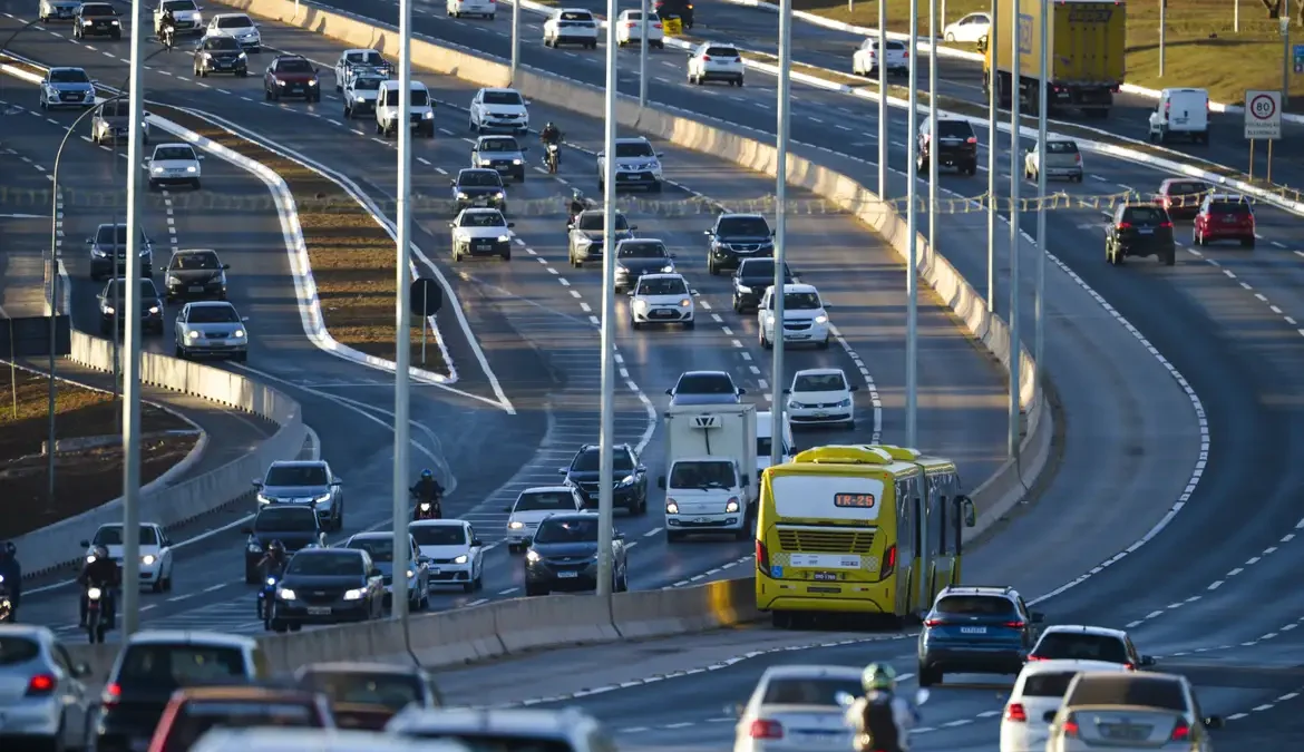 IPVA do Rio de Janeiro terá redução média de 4,39% em 2024 1 O Imposto sobre Propriedade de Veículos Automotores (IPVA) do Rio de Janeiro vai ficar, em média, 4,39% mais barato em 2024