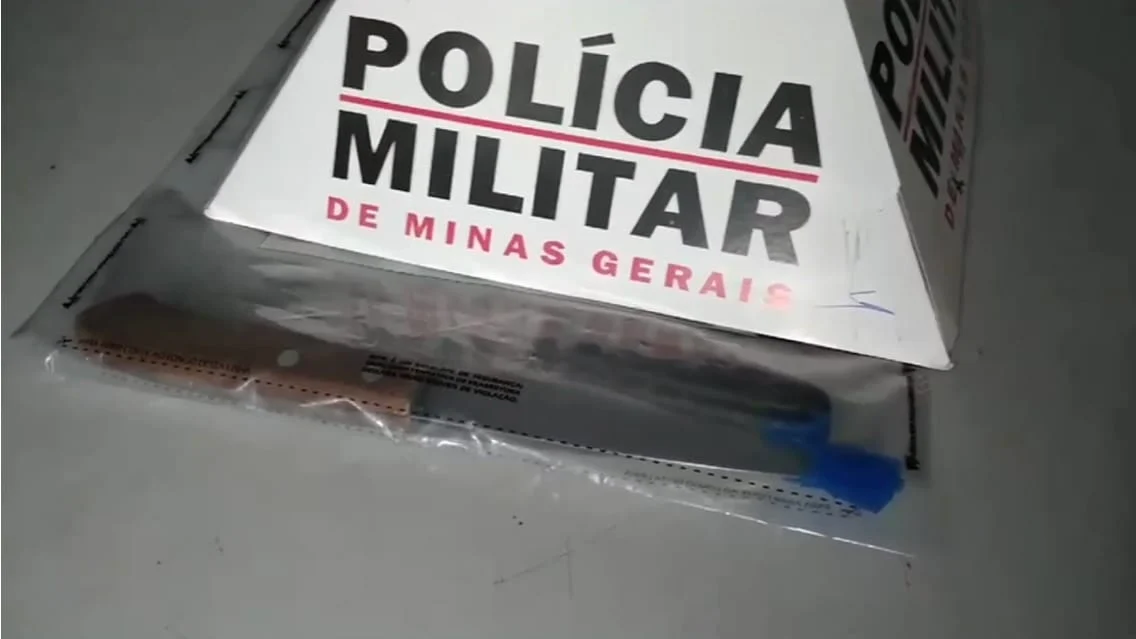 PM apreende adolescente que ameaçava matar a sua avó com facas. por causa de 40 reais 1 As facas usadas pelo adolescente para ameaçar a sua avó foi apreendida pela Polícia Militar e entregue à Polícia Civil –