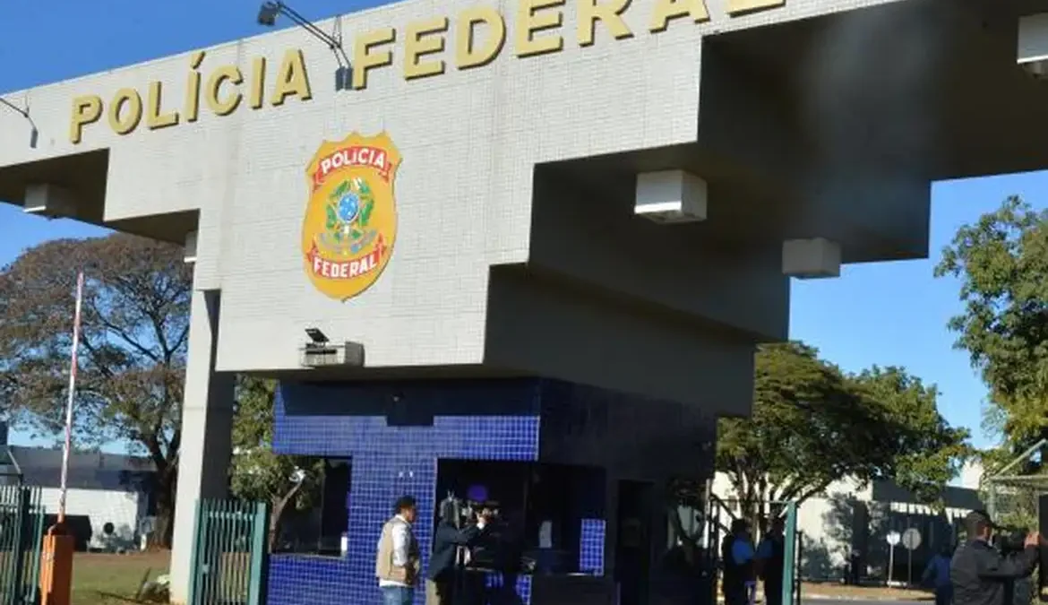 PF e Exército combatem extração ilegal de ouro em terra indígena 1 Após três de incursões pela floresta, Polícia Federal e Exército Brasileiro concluíram a Operação Mamon