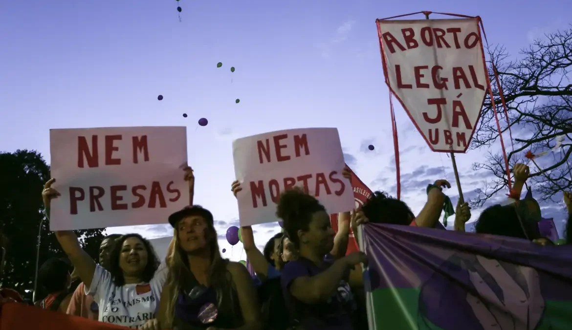 Lei obriga mulher a ver imagem de feto antes de aborto legal em Maceió 1 A lei foi publicada no Diário Oficial do município na última quarta-feira (20)