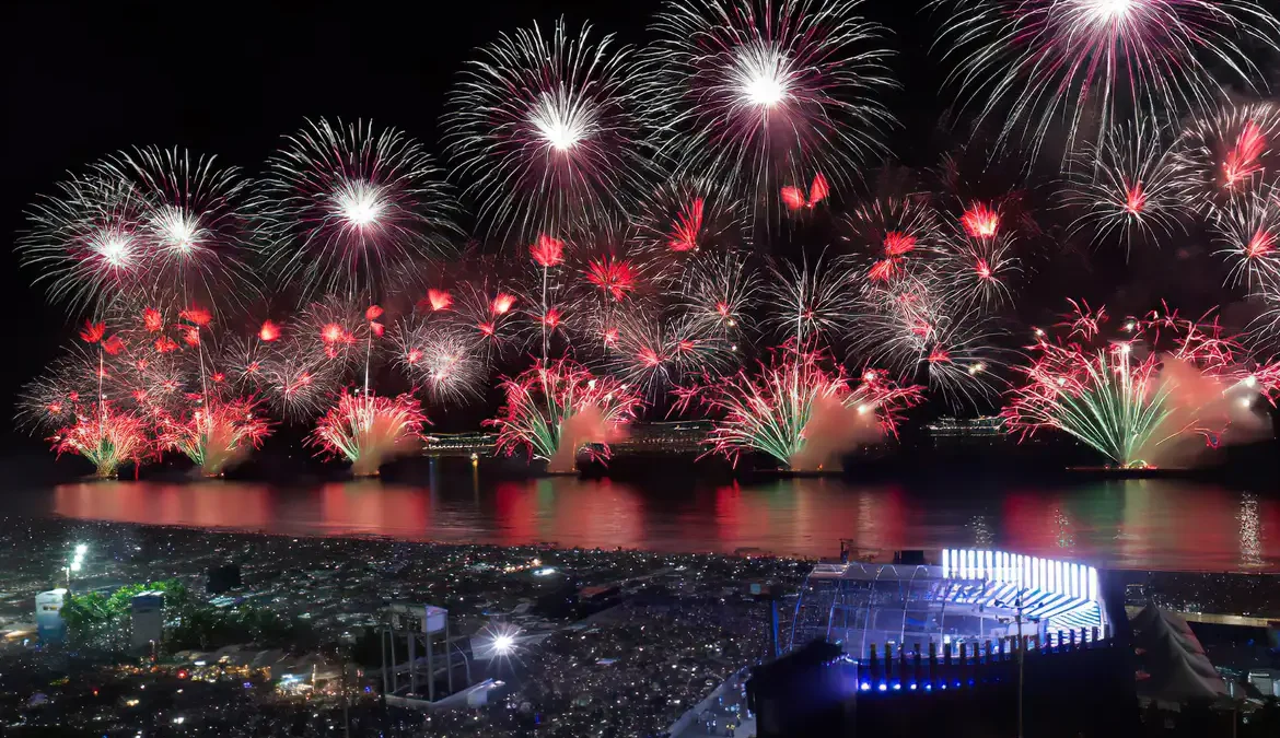 Réveillon do Rio terá mix de músicas populares e 12 palcos 1 o Réveillon de Copacabana promete, este ano, muitas novidades para cariocas e turistas
