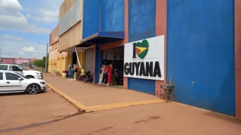 Brasileiros que vivem na fronteira temem problemas na Guiana 4 Brasileiros que vivem na fronteira temem problemas na Guiana
