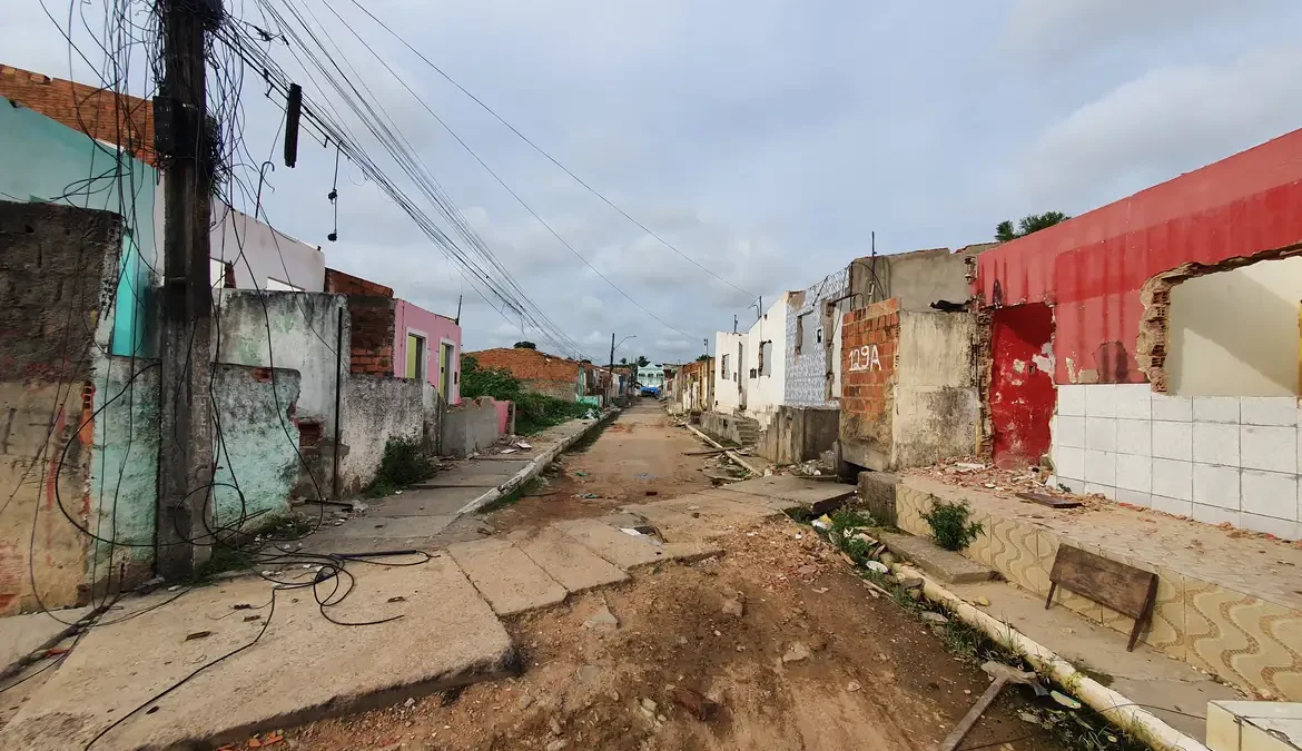 Região de mina em Maceió registra abalo sísmico mais intenso 1 Um novo abalo sísmico foi registrado na madrugada deste sábado (2) em Maceió, a 300 metros de profundidade, dessa vez com a magnitude