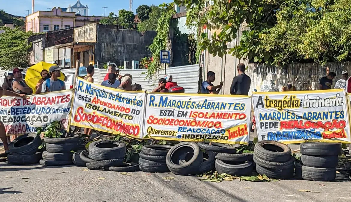 Moradores protestam por realocação em bairro próximo a mina em Maceió 1 Moradores de bairros próximos à mina da petroquímica Braskem em Maceió (AL) fizeram um protesto nesta sexta-feira (1º)