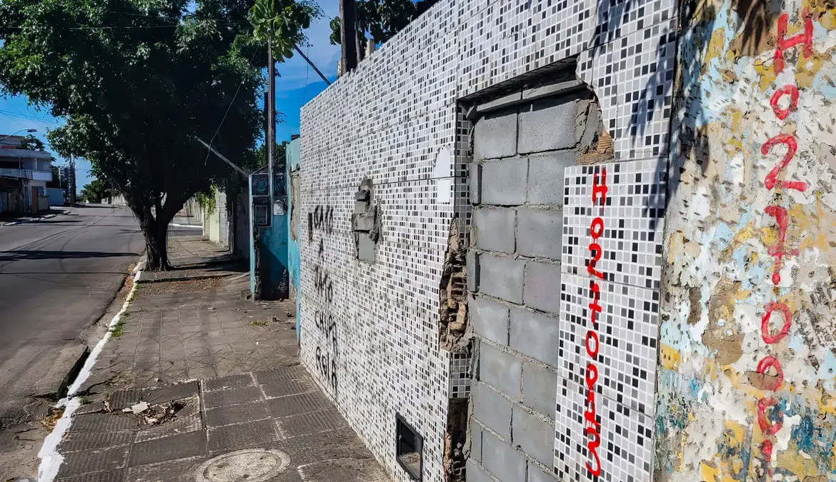 A Defesa Civil de Maceió divulgou nota na noite desta segunda-feira (4) informando que houve leve aceleração na velocidade vertical