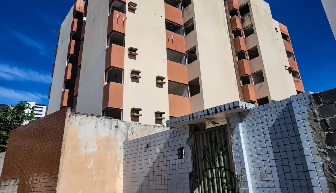 Em Maceió, afundamento do solo diminui para 0,3 cm por hora 1 Registros da Defesa Civil de Maceió indicam que o ritmo de afundamento da mina de extração de sal-gema número 18, no bairro Mutange, caiu