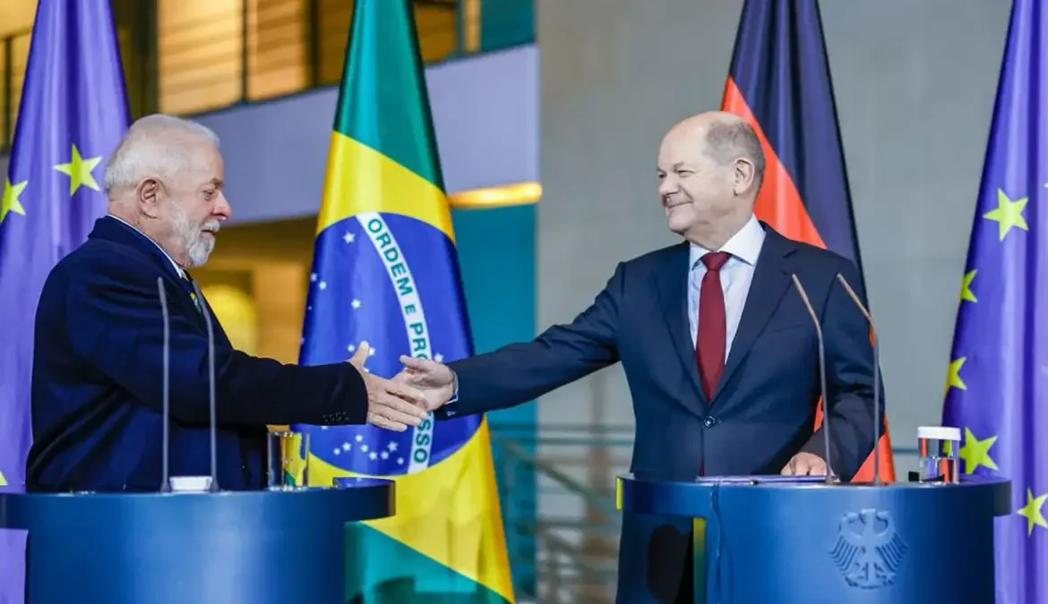 O presidente Luiz Inácio Lula da Silva e o primeiro-ministro alemão, Olaf Scholz, assinaram, nesta segunda-feira (4), uma declaração