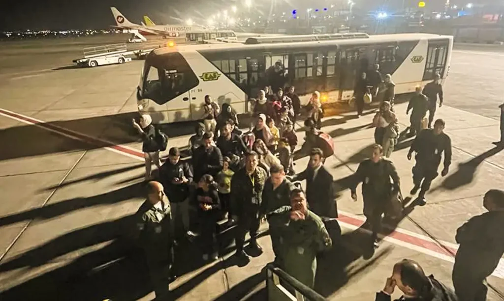O segundo grupo de brasileiros repatriados da Faixa de Gaza chegará ao Brasil na madrugada desta segunda-feira (11)
