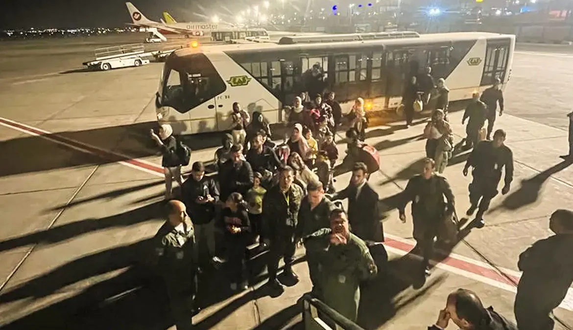 Novo grupo de repatriados de Gaza chegará ao Brasil nesta madrugada 1 O segundo grupo de brasileiros repatriados da Faixa de Gaza chegará ao Brasil na madrugada desta segunda-feira (11)