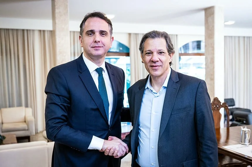 Proposta de Pacheco para dívida de Minas pode ser analisada até março 1 O presidente do Senado, Rodrigo Pacheco, recebeu o ministro da Fazenda, Fernando Haddad, para tratar da situação fiscal de Minas Gerais