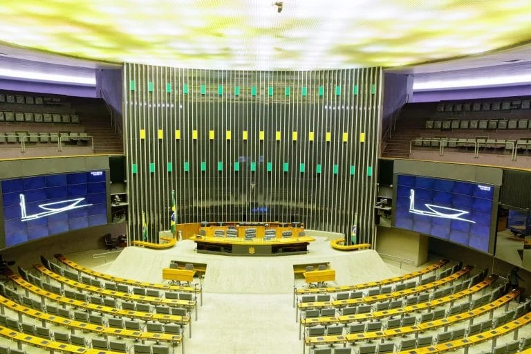 Os deputados federais aprovaram nesta quinta-feira (7) a criminalização de quem criar e divulgar imagens (foto e vídeo) de nudez e conteúdo