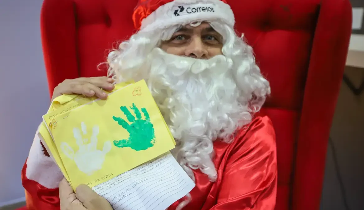Boneca, carrinho, bola, roupa e sapato são os presentes de natal mais pedidos pelas crianças brasileiras por meio da campanha Papai Noel