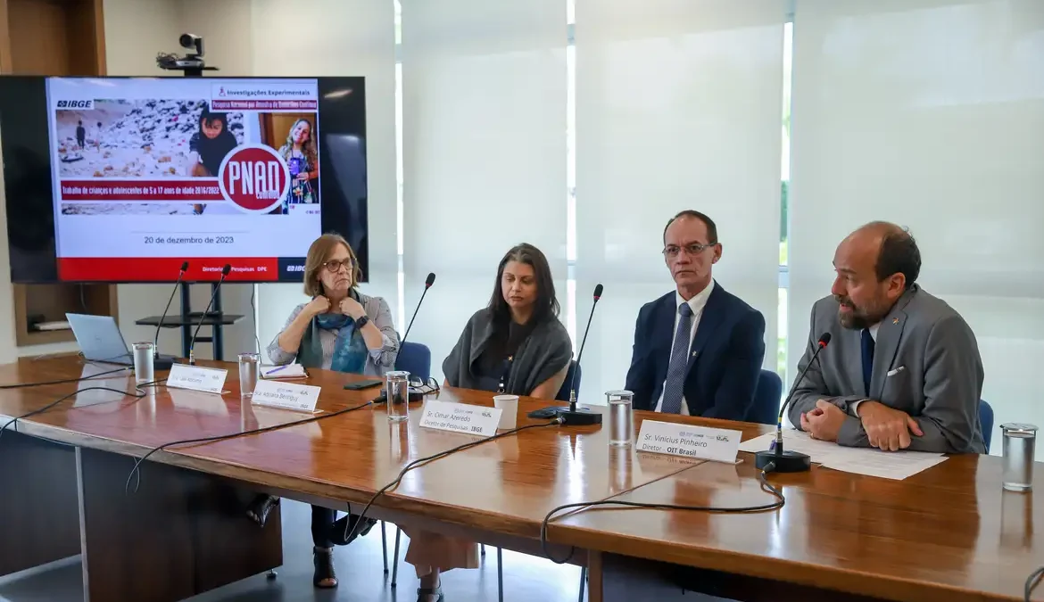 Pandemia tem influência no aumento do trabalho infantil, diz OIT 1 O diretor do Escritório da OIT no Brasil, Vinícius Carvalho Pinheiro, classificou o aumento do trabalho infantil no país como um retrocesso