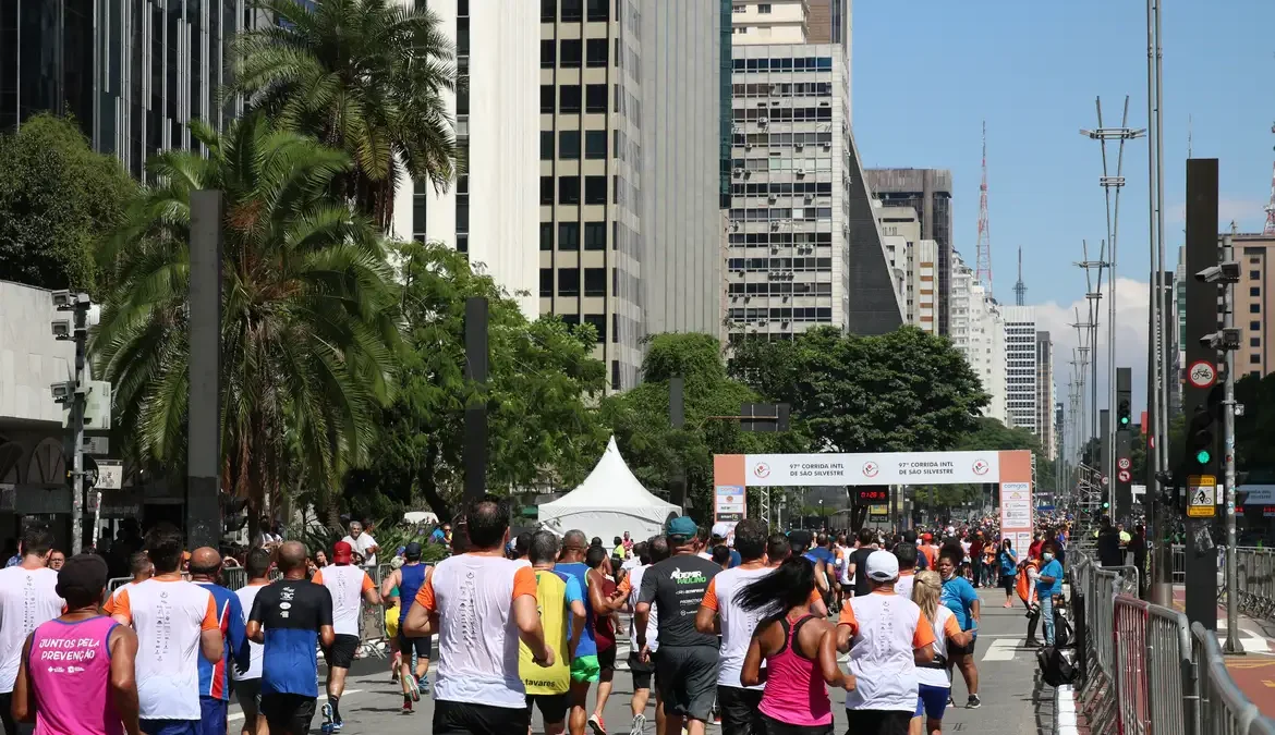 A Corrida Internacional de São Silvestre chega neste domingo (31) à sua 98ª edição, com cerca de 35 mil participantes, entre amadores