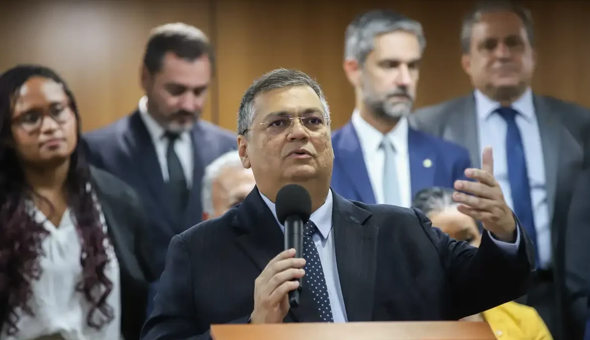 Brasil deu primeiro passo para regulamentar uso de câmeras corporais 1 De acordo com o ministro da Justiça e Segurança Pública, Flávio Dino, a transferência das 200 câmaras ao governo da Bahia é um primeiro