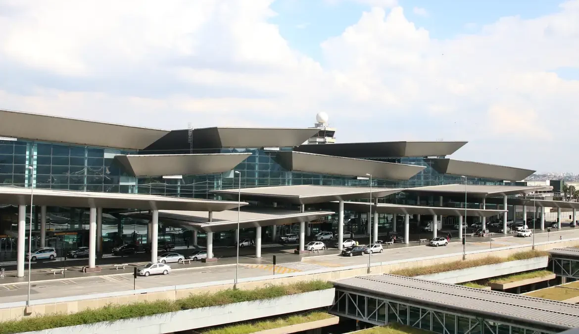 PF investiga chegada em massa de vietnamitas ao Aeroporto de Guarulhos 1 Centenas de imigrantes, a maior parte deles proveniente do Vietnã, encontram-se atualmente retidos em uma área restrita do Terminal 3