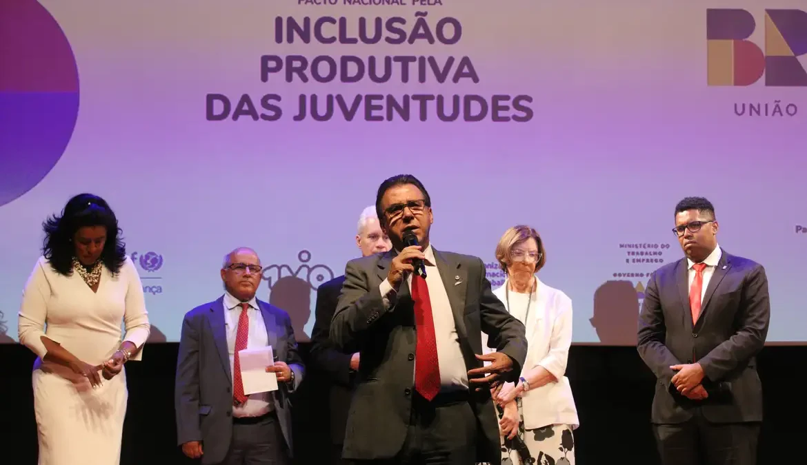 O ministro do Trabalho, Luiz Marinho, defendeu nesta segunda-feira (11) que as empresas se esforcem para oferecer salários maiores