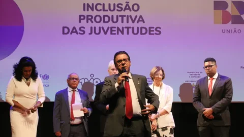 Ministro do Trabalho cobra empresas para melhorarem média salarial