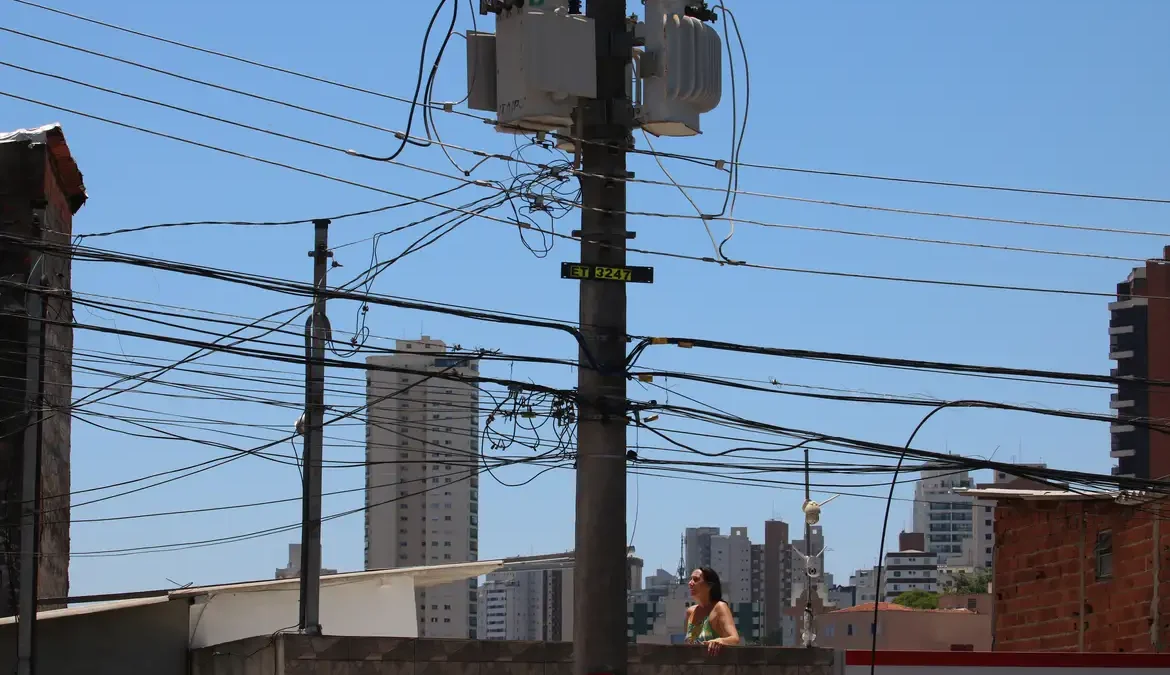 Justiça determina que Enel reduza casos de falta de energia 1 Se a Enel descumprir a decisão estará sujeita a multas que podem chegar até o limite de R$ 500 milhões