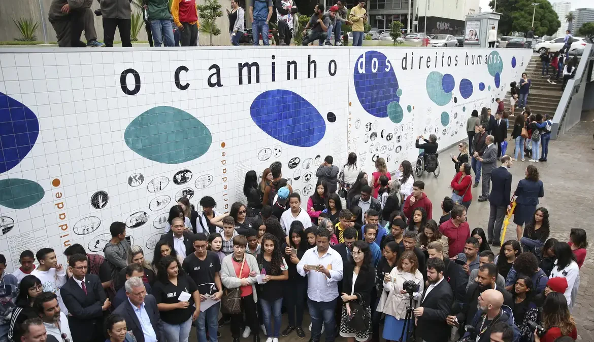 Hoje, 10 de dezembro, é um dia muito importante para a conscientização em relação à causa dos direitos humanos
