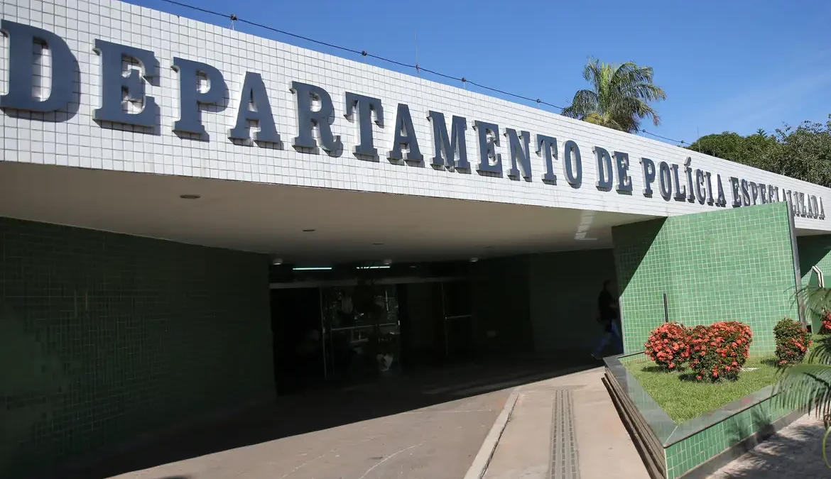 Menos de 20% das delegacias da mulher funcionam 24 horas 1 Ainda segundo o diagnóstico, apenas 18,66% das Delegacias de Atendimento às Mulheres (Deams) tinham plantão 24 horas