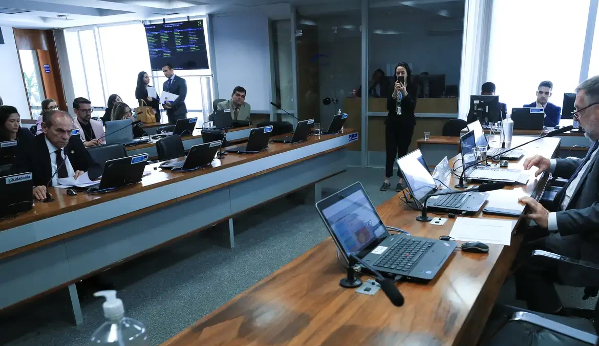 Comissão do Senado adia votação sobre vacinação em escolas públicas 1 A Comissão de Educação (CE) do Senado adiou a votação do projeto de lei que trata da criação do Programa Nacional de Vacinação em Escolas