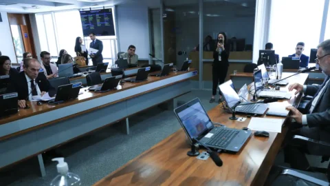 Comissão do Senado adia votação sobre vacinação em escolas públicas